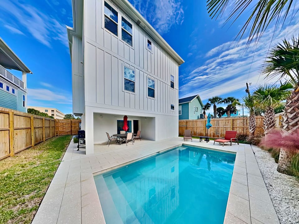 Ocean Retreat consists of two separate homes, Ocean Breeze + Ocean Escape, offering the perfect setup for larger groups traveling together while still enjoying their own private spaces.