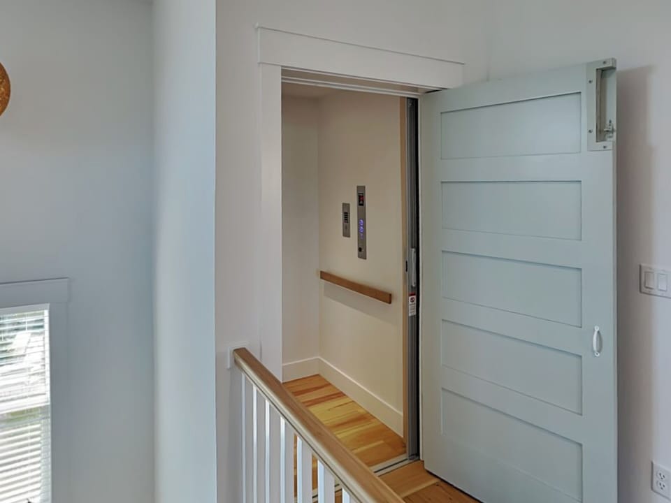 Ocean Breeze - Elevator for Effortless Floor Access