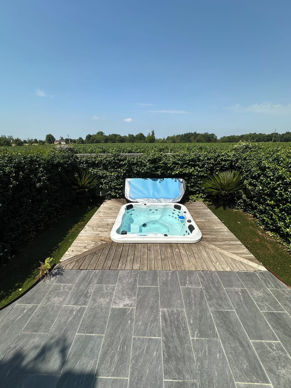 Outdoor spa tub