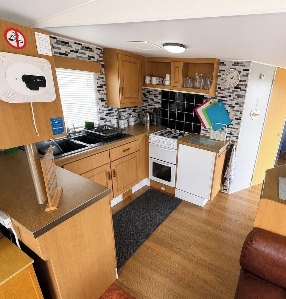 fully equipped kitchen with dishwasher