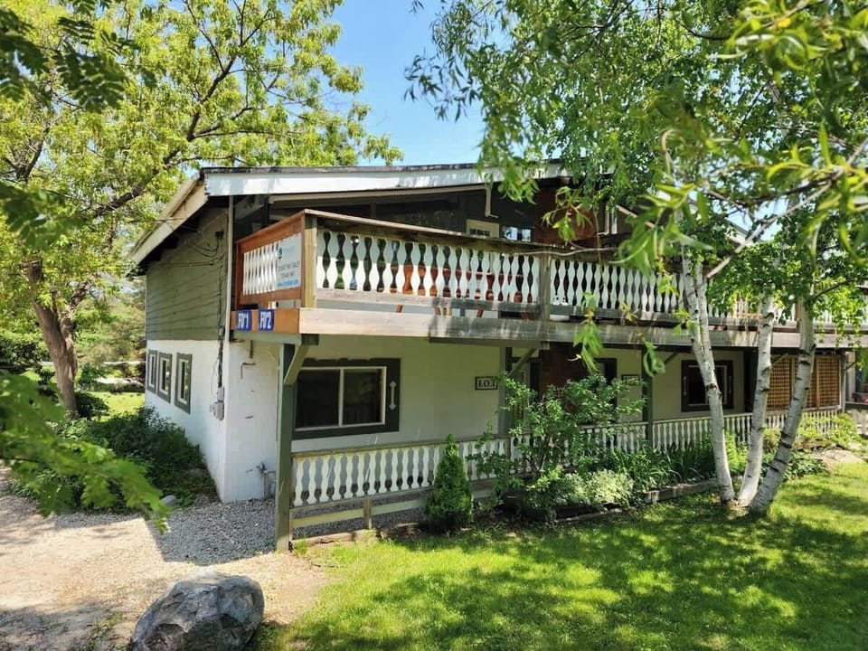 Perfect cottage for families! Two decks to soak in the views and the sun! 