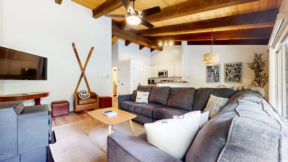 Indoors, Furniture, Living Room, Couch, Table