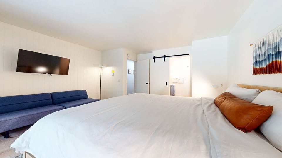 Cushion, Home Decor, Indoors, Screen, Bed