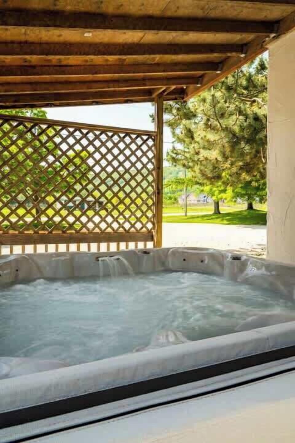 Outdoor 6 person hot tub