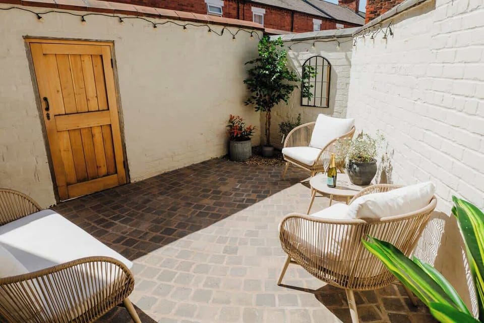 Private suntrap with seating