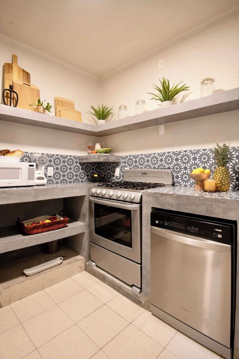 Thoughtfully equipped with everything you need, the main kitchen makes it easy to prepare anything from a quick breakfast before exploring Condesa to family dinners shared around the table after a day discovering Mexico City.