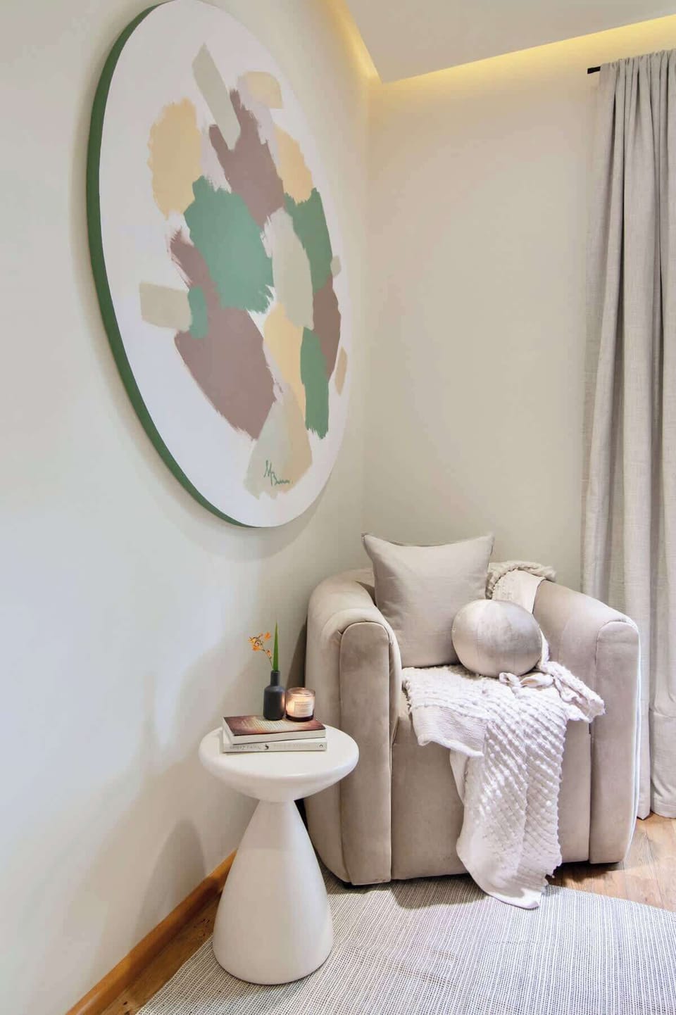 A haven of comfort and elegance: immerse yourself in the tranquility of our king-size bed with hotel-quality mattress and luxurious bedding. From the meticulously designed furniture to every thoughtful detail, we offer a supremely comfortable stay. 