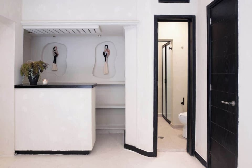 Designed with larger groups in mind, this spacious bathroom layout helps everyone get ready comfortably and efficiently before heading out to explore the city.