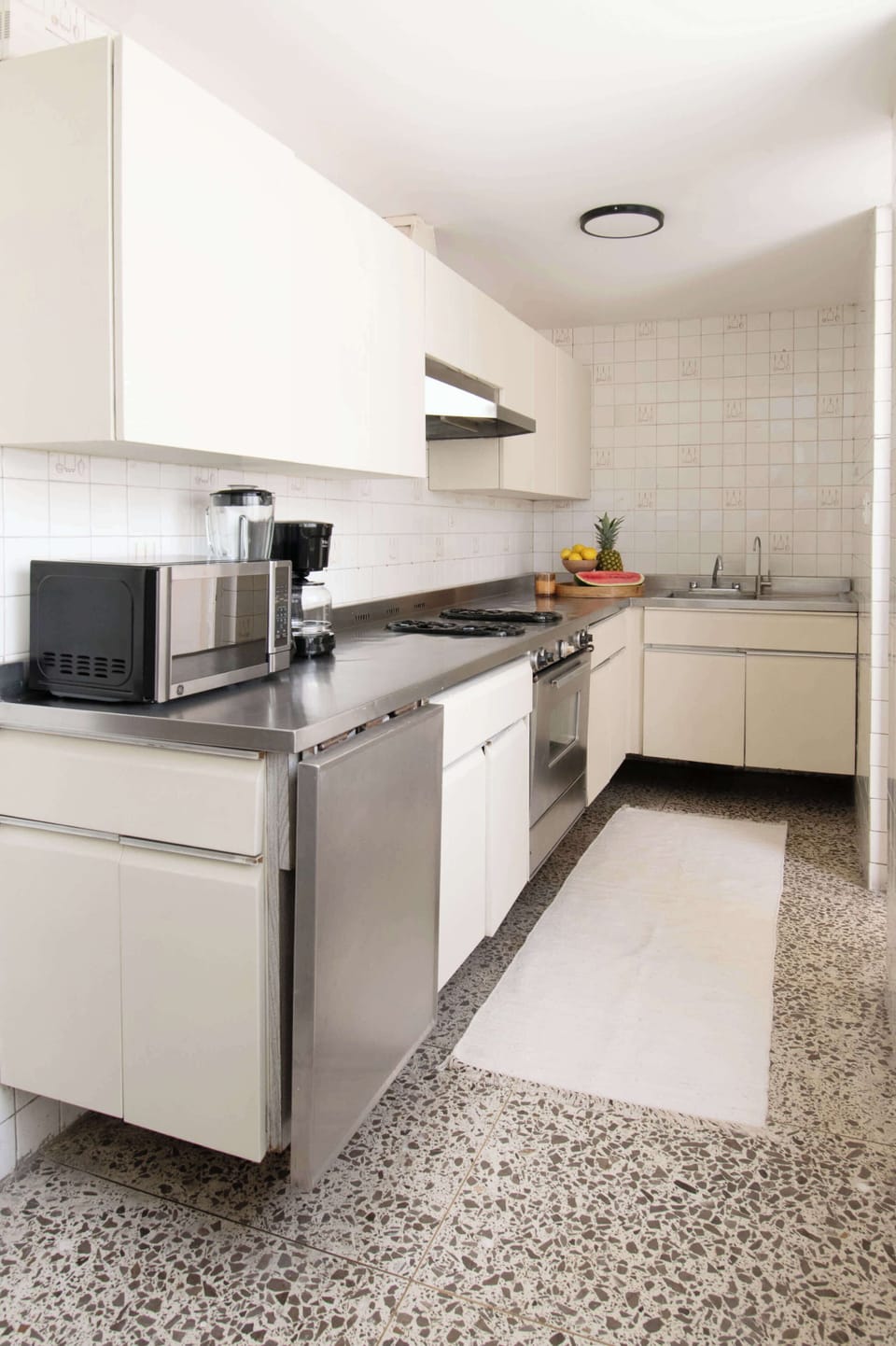Bright, functional, and fully equipped, the kitchen offers plenty of space for preparing meals, brewing fresh coffee, or gathering before heading out into the city.