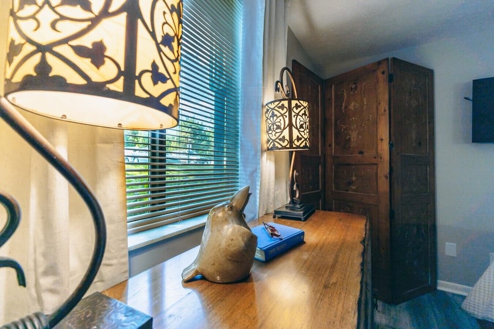 Bedroom | Wood Furnishings & Decorative Lighting