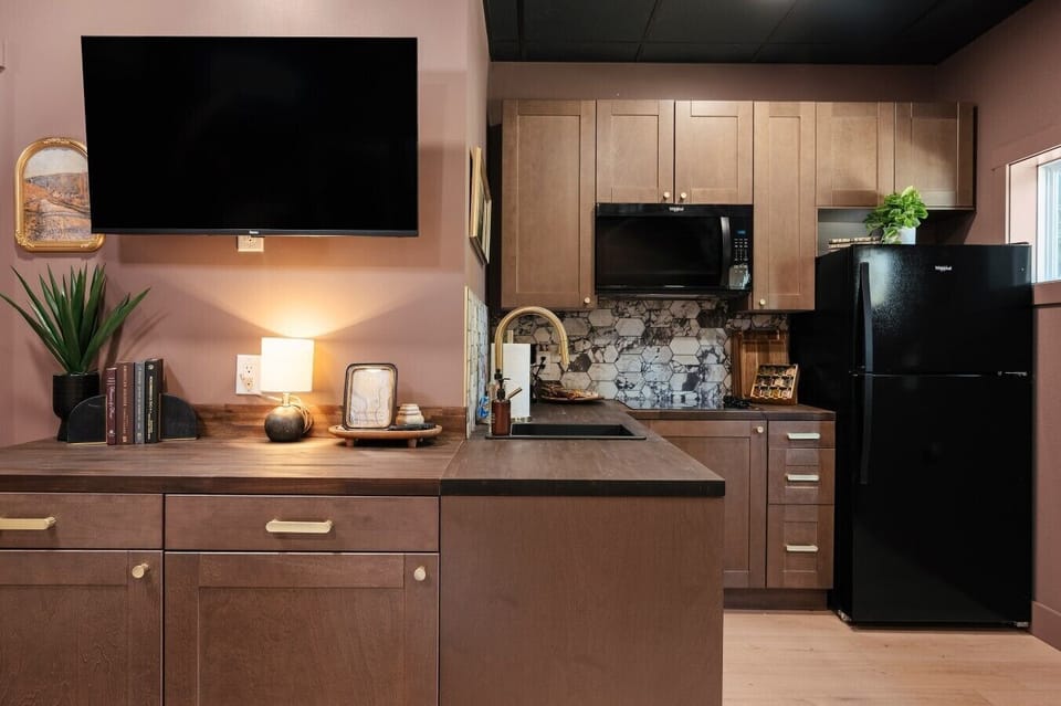☕ Sip your morning coffee or whip up quick snacks in our beautifully styled kitchenette area.