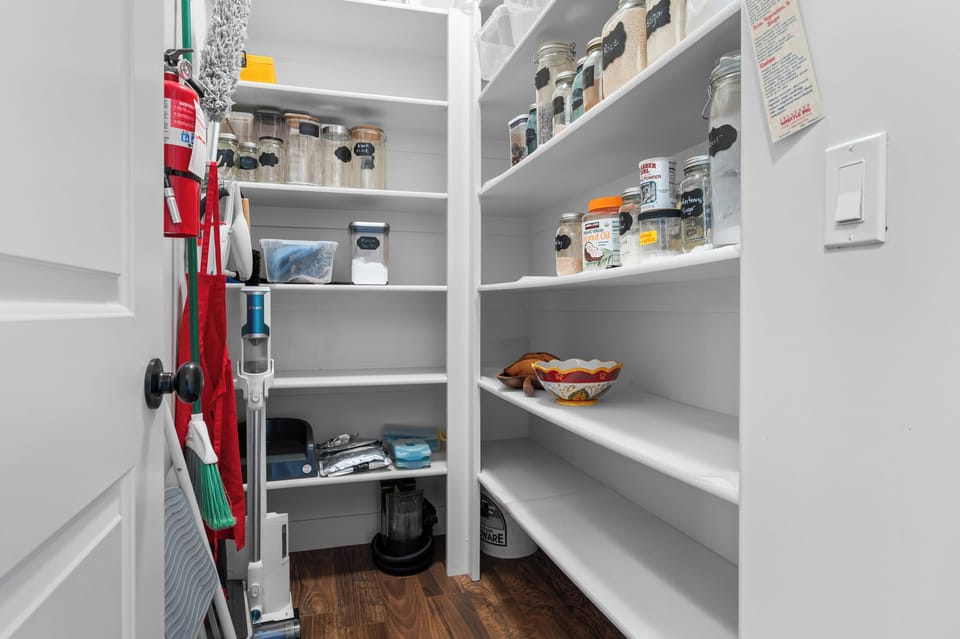 Spacious Walk-In Pantry – Plenty of room to store groceries and snacks, with extra kitchen supplies to make longer stays comfortable and convenient.
