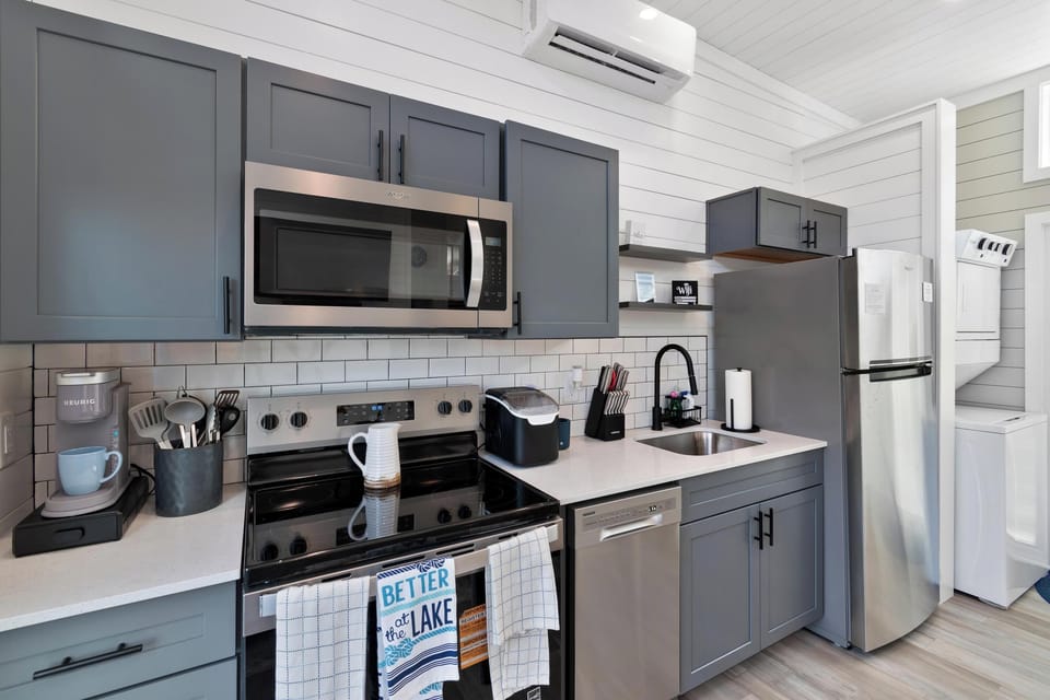 Full Kitchen with Coffee & Ice Machine
