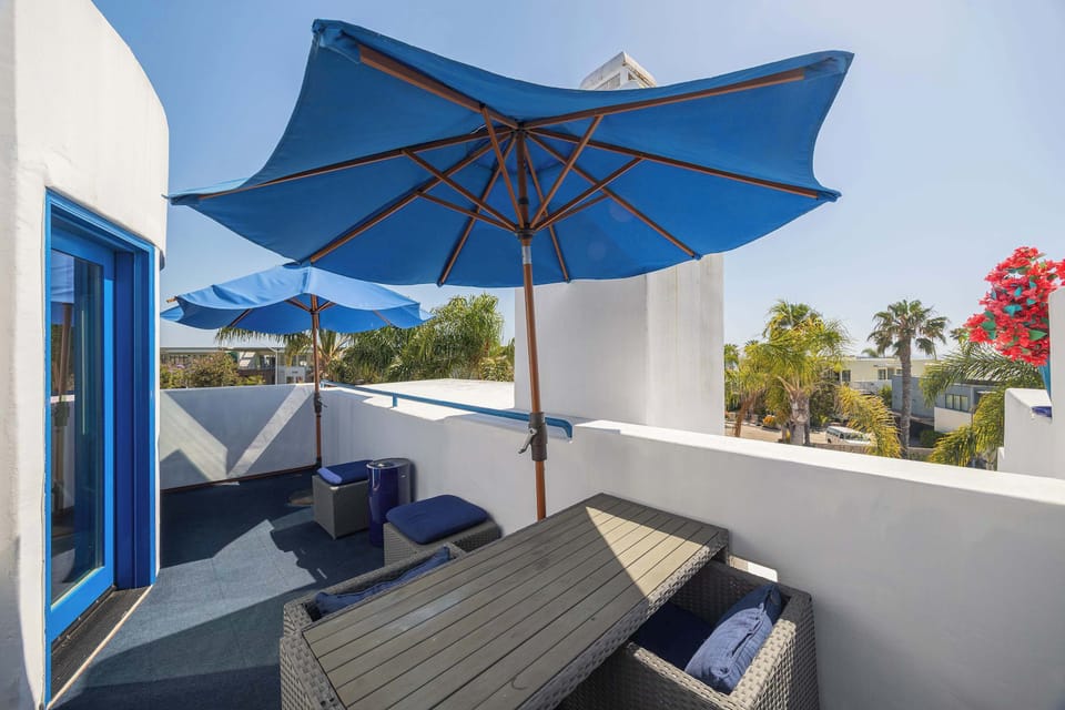 Sip your morning coffee while taking in the coastal views ☕🌴