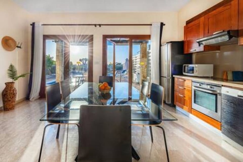 Dining room, Living room, Kitchen or kitchenette, Kitchen, Microwave, Oven