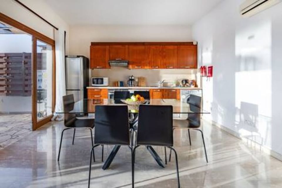 Dining room, Microwave, Oven, Kitchen or kitchenette, Kitchen