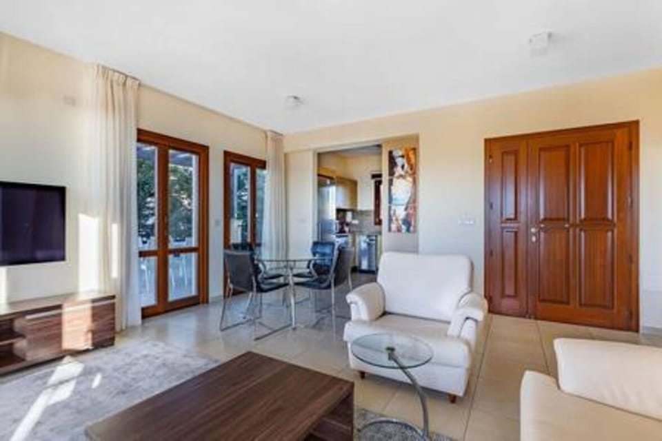 Living room, TV and multimedia, TV room