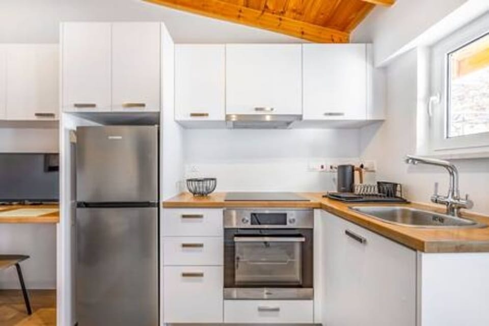 Kitchen or kitchenette, Kitchen, Microwave, Oven