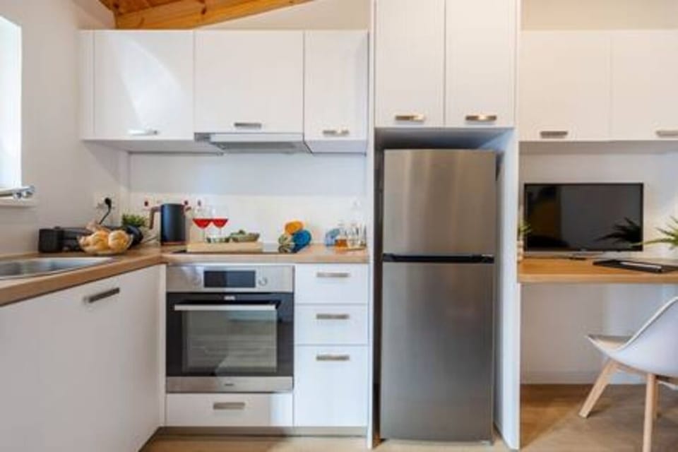 Kitchen or kitchenette, Kitchen, Microwave, Oven