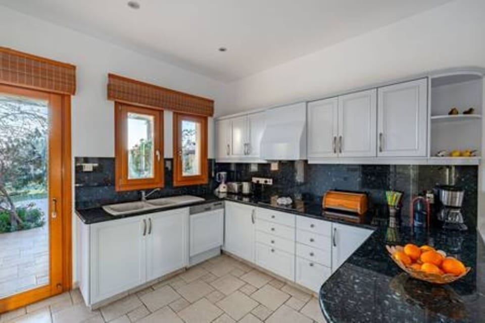 Kitchen or kitchenette, Kitchen