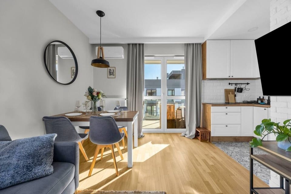 Bright, Spacious Apartment with Air Con, Balcony and Dedicated Parking | Book Now with RENTUJEMY.COM