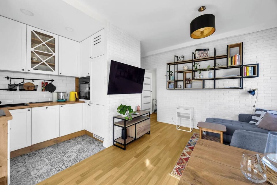 Bright, Spacious Apartment with Air Con, Balcony and Dedicated Parking | Book Now with RENTUJEMY.COM