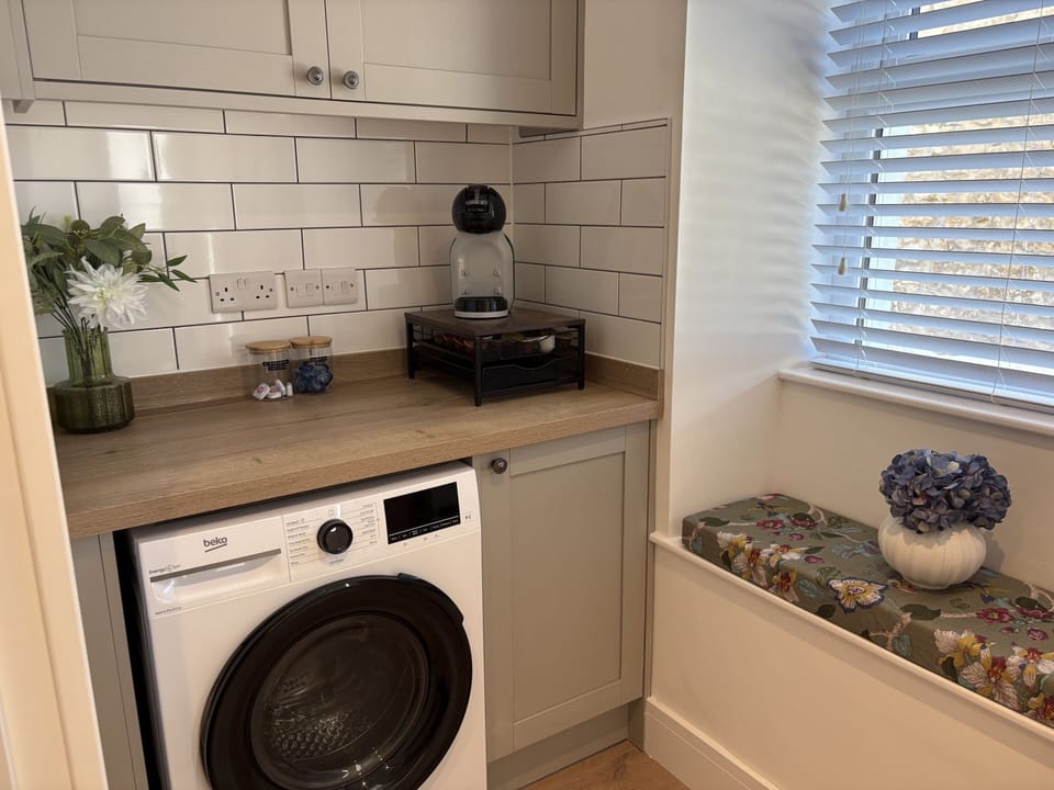 Utility Room, Washing/Drying Machine & Coffee Machine