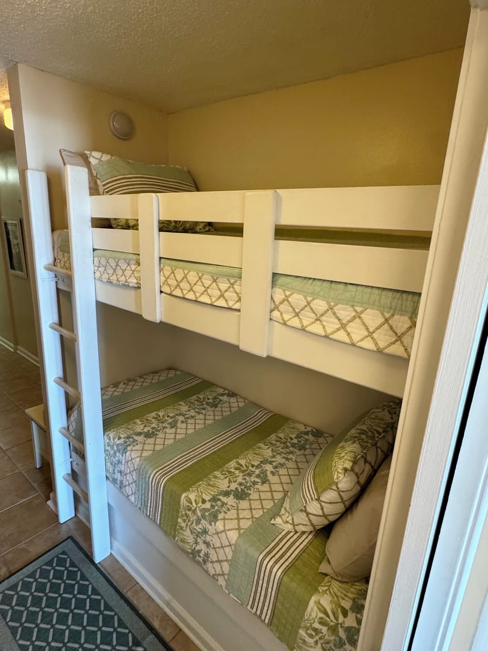 Closer picture of same bunks 