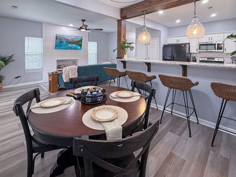Dining room seats 4 and breakfast bar seats 4