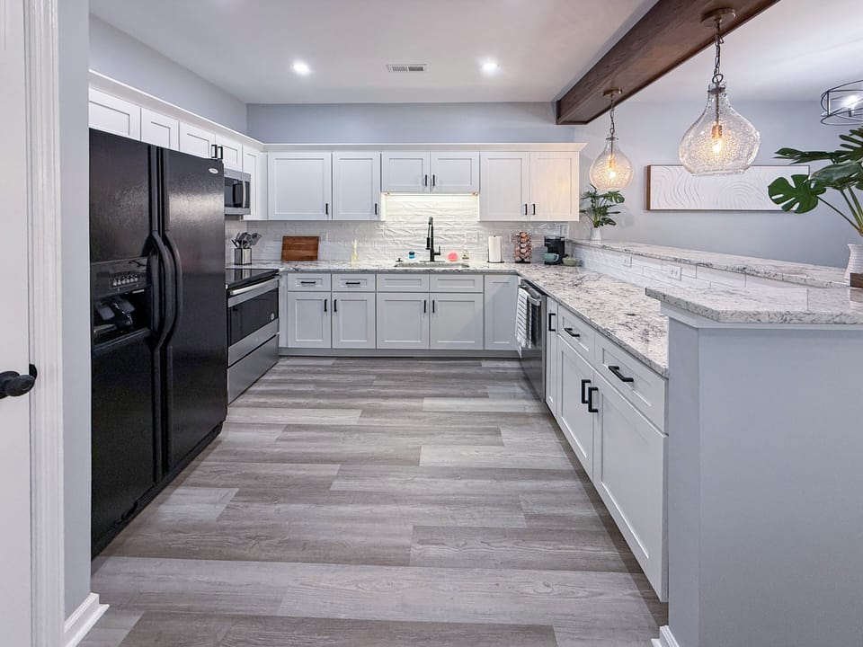 Brand new kitchen with granite countertops, fully stocked!