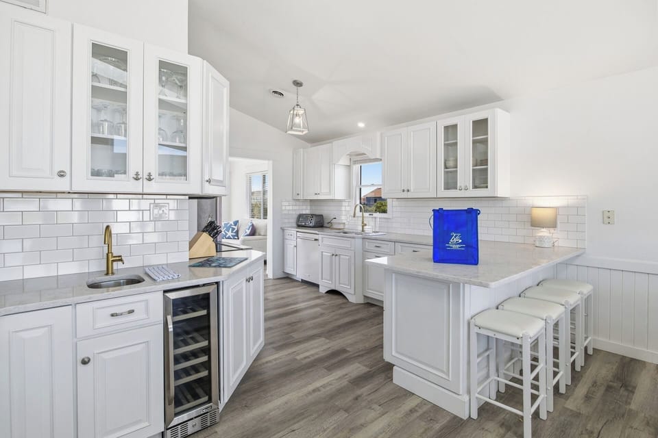 Top-Level Kitchen with Bar (seats 4)