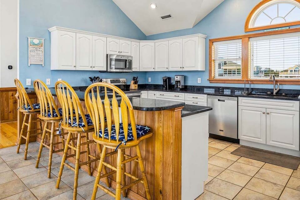 Top-Level Kitchen with Bar (seats 4)