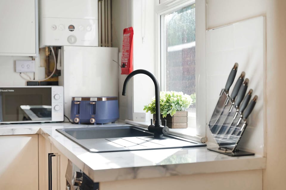 Prepare meals comfortably in this functional kitchen featuring generous worktops, a modern sink area, and everyday appliances. The practical layout keeps cooking essentials within easy reach while maintaining a clean and uncluttered feel.