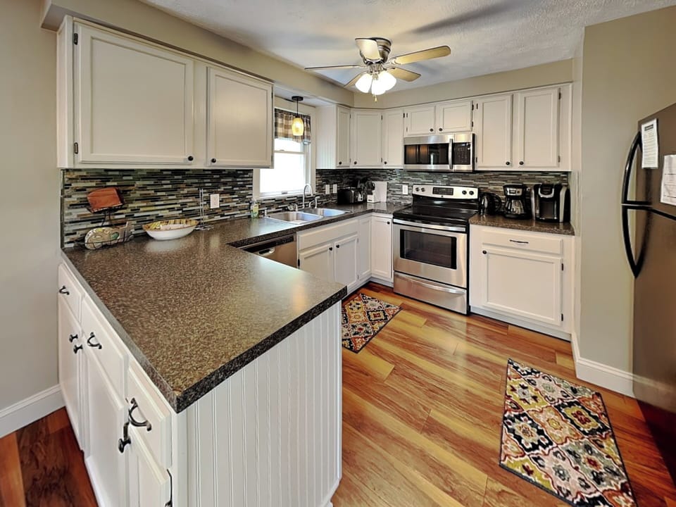 Full Kitchen w. Stainless Steel Appliances