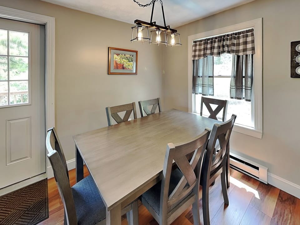 Dining Area w. Seating for 6