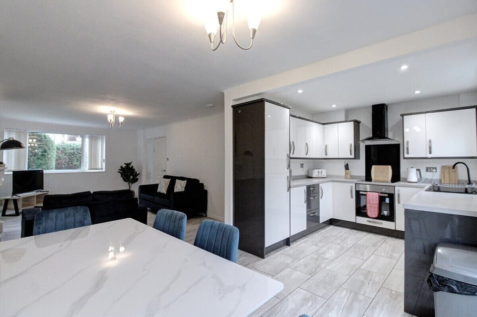 Kitchen / Dining Area