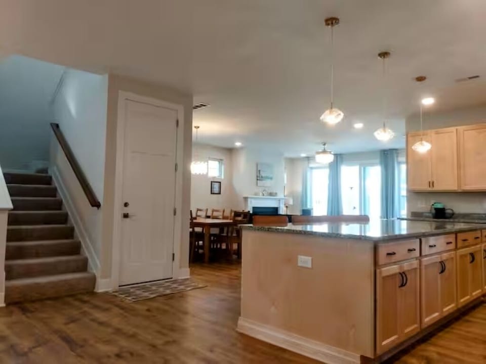 Large kitchen island (kitchen fully equipped!)