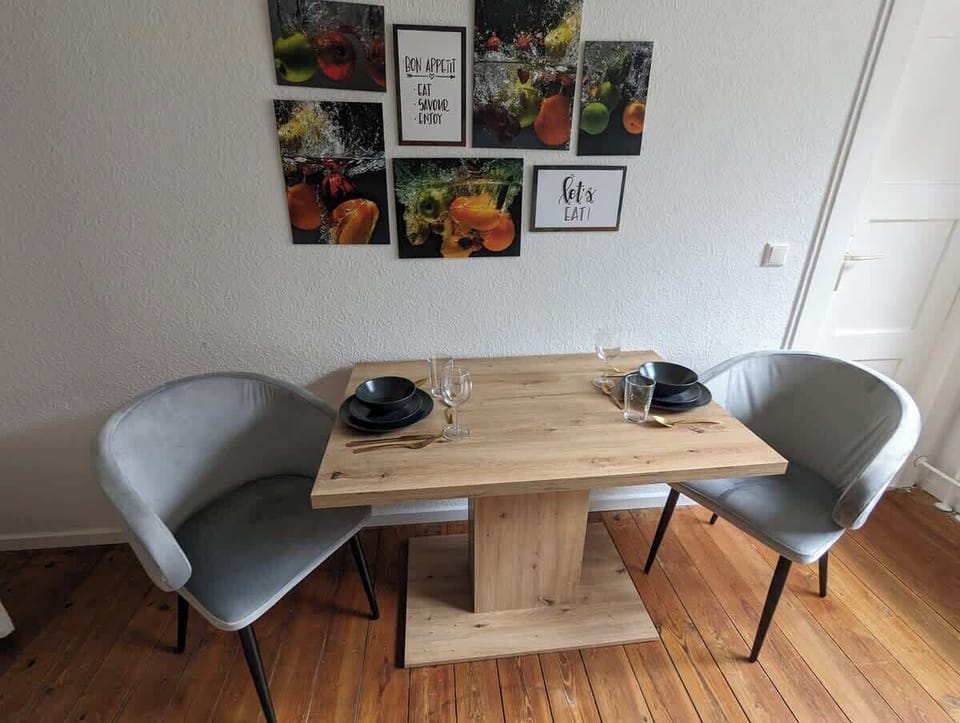 Esstisch für zwei, schon eingedeckt