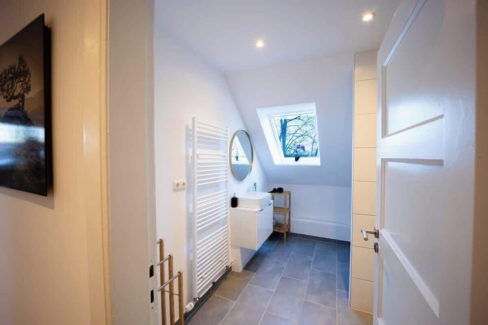 Kleines Bad mit Waschbecken und Dachflächenfenster