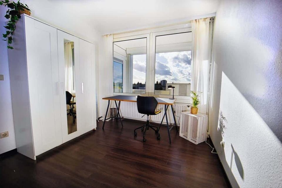 Der schöne Arbeitsplatz mit großem Schrank für die Kleidung.