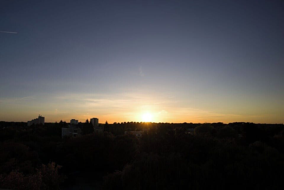 Der Sonnenuntergang lädt zum Abschalten und Verweilen auf dem Balkon ein.