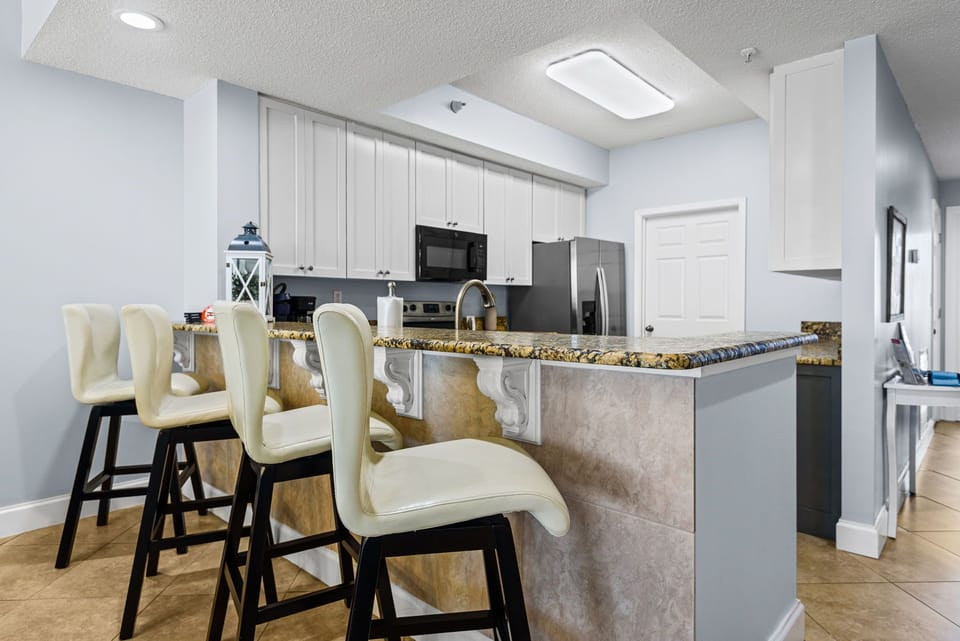 Eat-in kitchen bar seating