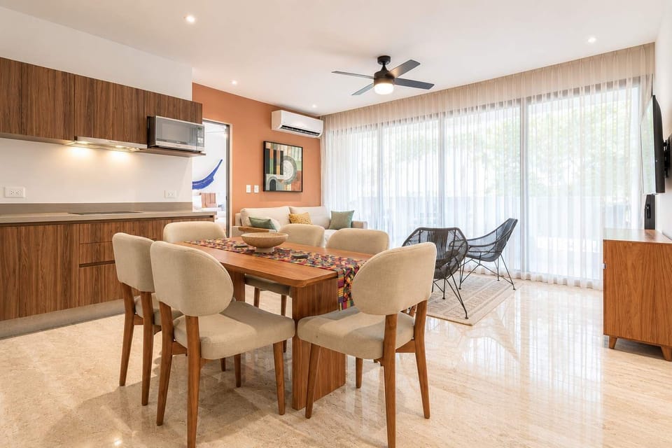Open-concept dining area and fully equipped kitchen