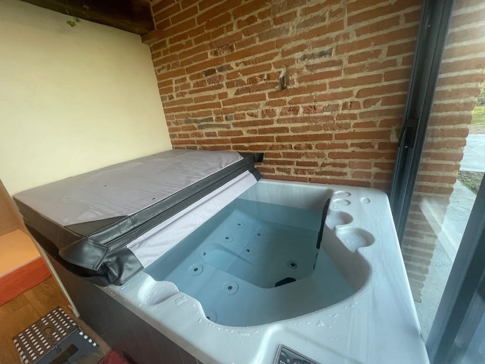 Indoor spa tub