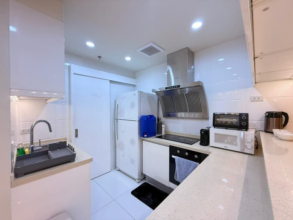 Full Kitchen with Oven