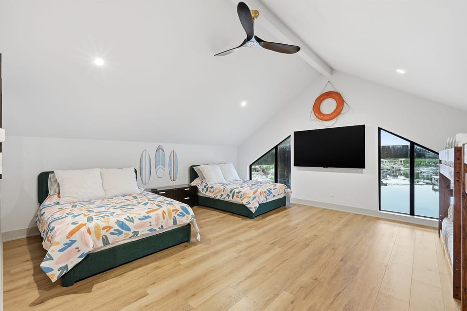 Bunk room with 2 Queen Beds