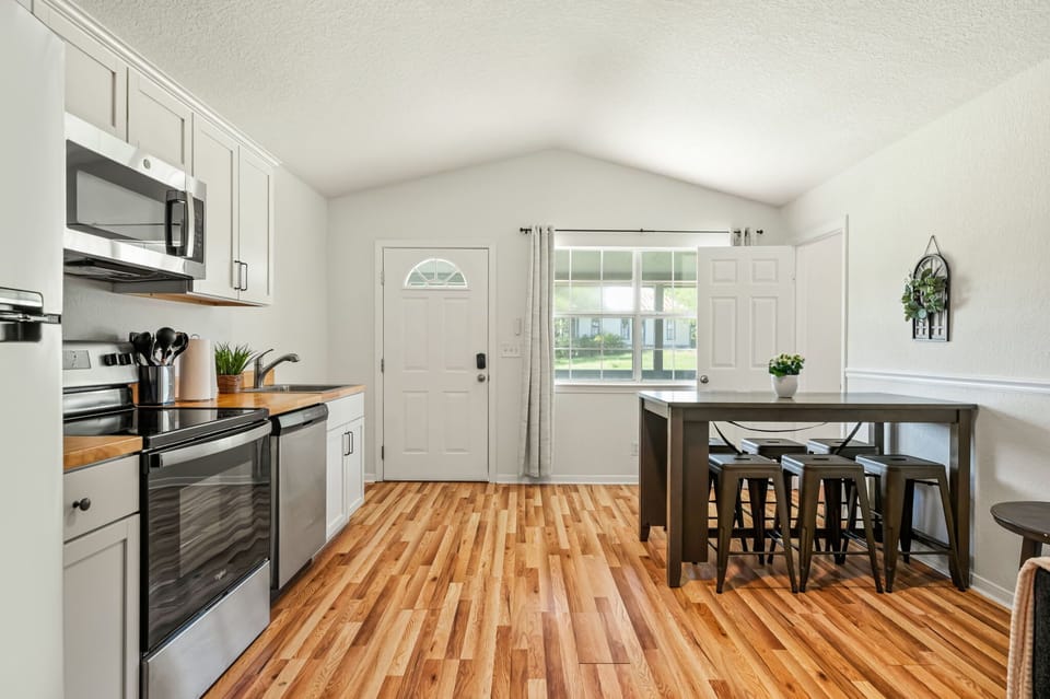 The fully equipped kitchen has everything you need to prepare meals during your stay, whether it’s a quick breakfast or a family dinner. Gather around the dining table with seating for six, perfect for shared meals, games, or late-night conversations