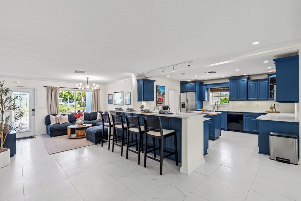 Open, airy, and beautifully designed. There is plenty of room for the whole crew to hang out together 🏡💙✨