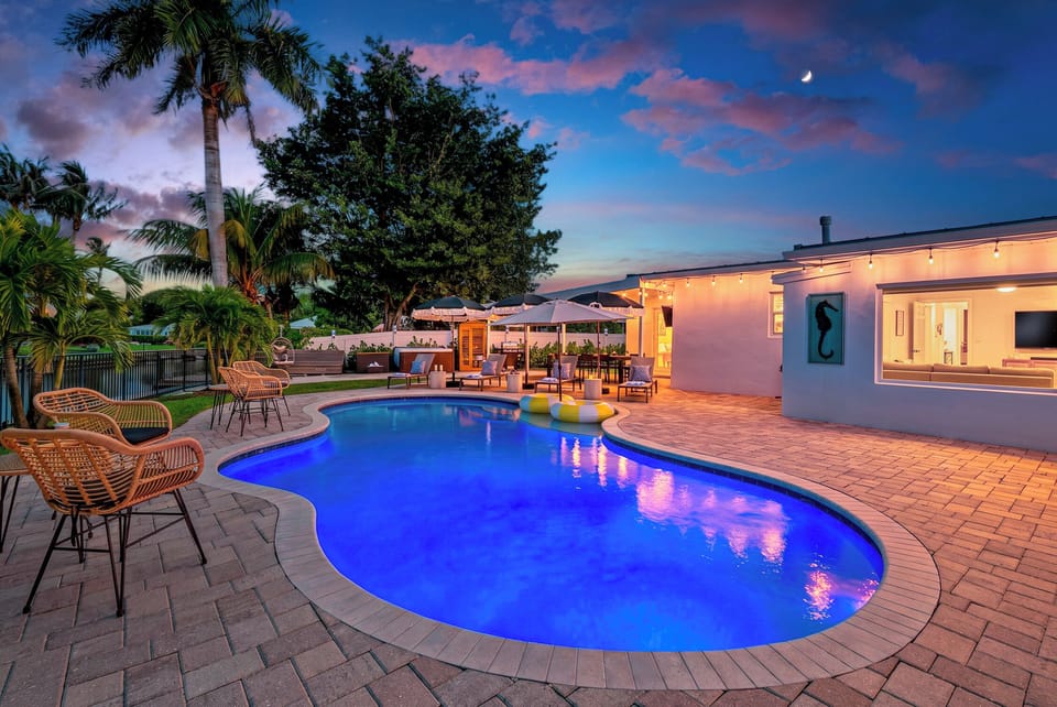 Dive into paradise! Your private backyard oasis awaits for sunny days and magical evening swims 🌴☀️💦