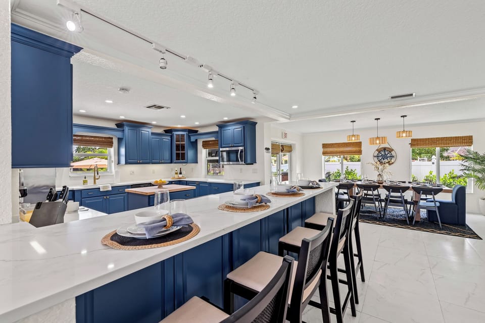 Pull up a barstool! This spacious island is the ultimate spot for morning coffee or evening happy hour 🥞🥂✨